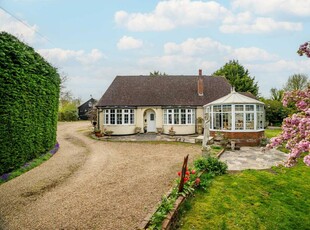 5 bedroom bungalow for sale in Sleapshyde, Smallford, St. Albans, Hertfordshire, AL4