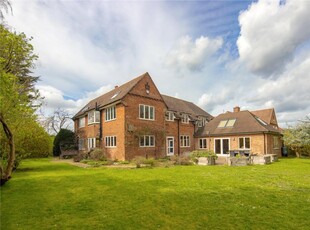 5 bedroom detached house for sale in Barrow Road, Cambridge, CB2