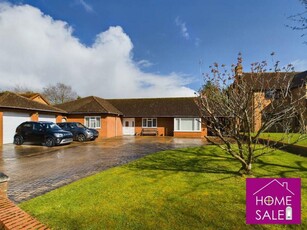 5 bedroom detached house for sale in Teal Close, West Hunsbury, Northampton, NN4