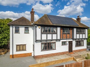 5 bedroom detached house for sale in Watling Street, Park Street, St. Albans, Hertfordshire, AL2