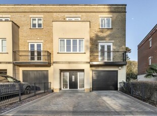 5 bedroom end of terrace house for sale in Providence Park, Bassett, Southampton, Hampshire, SO16