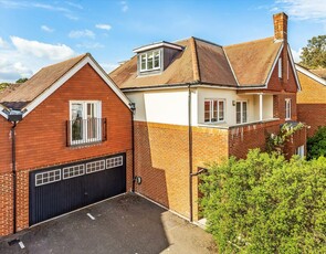 5 bedroom link detached house for sale in Pitt Rivers Close, Guildford, Surrey, GU1