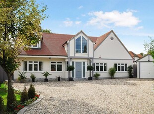 6 bedroom detached house for sale in Weston Close, Hutton Burses, Brentwood, CM13