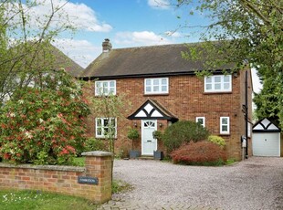 Country house for sale in Manor Crescent, Seer Green, Beaconsfield, Buckinghamshire HP9