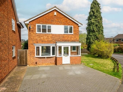 Detached house to rent in Broadstone Road, Southdown, Harpenden AL5