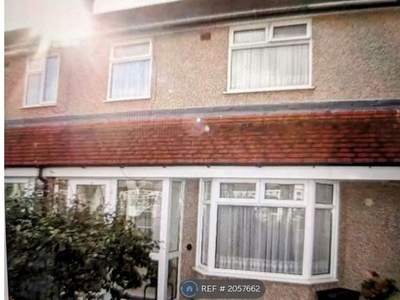 End terrace house to rent in Cypress Grove, Ilford IG6