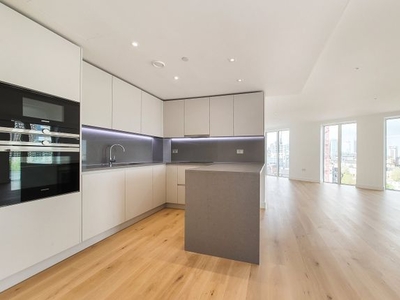 Flat to rent in Admiralty House, 150 Vaughan Way E1W