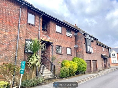 Flat to rent in Athelstan Court, Lymington SO41