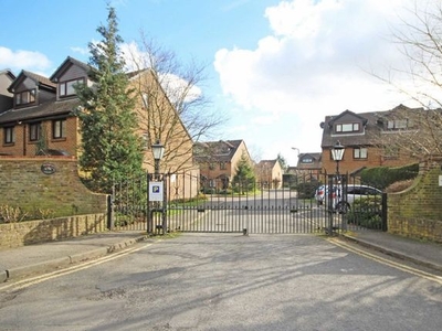 Flat to rent in Benwell Court, Sunbury-On-Thames TW16