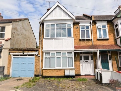 Flat to rent in Bournemouth Park Road, Southend-On-Sea SS2