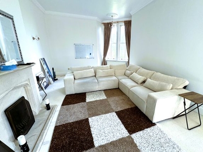 Flat to rent in Brandesbury Square, Woodford Green IG8