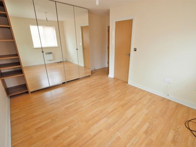 Flat to rent in Chalvey Road East, Slough SL1