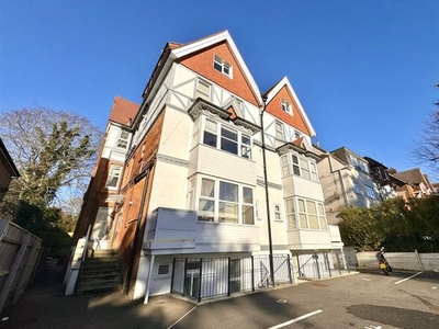 Flat to rent in Christchurch Road, Bournemouth BH1