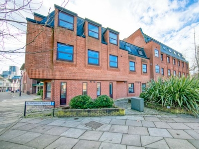 Flat to rent in Cromwell Square, Ipswich IP1