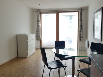 Flat to rent in Cutmore Building, The Ropeworks IG11