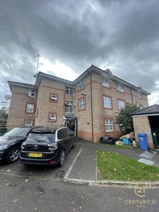 Flat to rent in Douglas Road, Staines-Upon-Thames TW19
