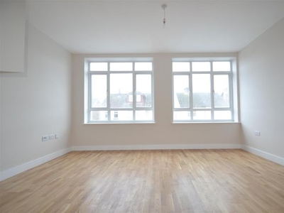 Flat to rent in Endsleigh Road, Merstham RH1