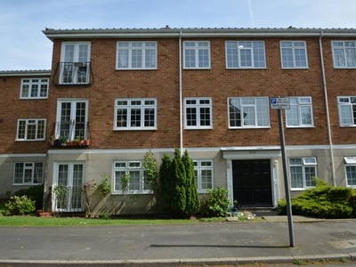 Flat to rent in Gainsborough Court, Walton-On-Thames KT12