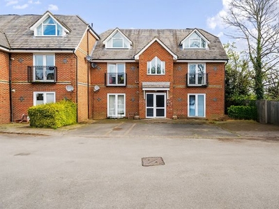 Flat to rent in Greengates, Reading RG30