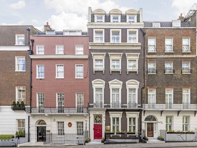 Flat to rent in Hertford Street, London W1J
