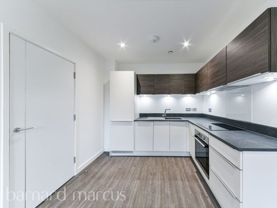 Flat to rent in High Road, Whetstone N20