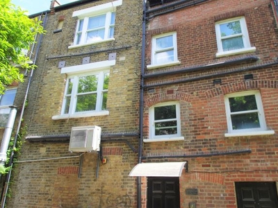Flat to rent in High Street, Watford WD17