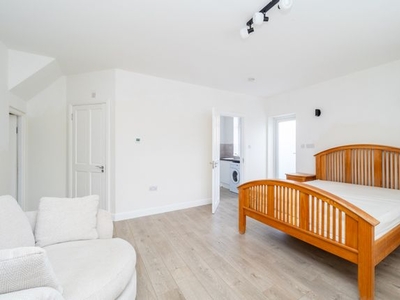 Flat to rent in Holland Avenue, Cheam, Sutton SM2