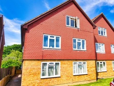 Flat to rent in Horley Road, Redhill RH1