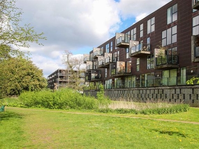 Flat to rent in Kingfisher Way, Cambridge CB2