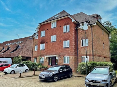 Flat to rent in Maidenbower Square, Maidenbower, Crawley, West Sussex RH10