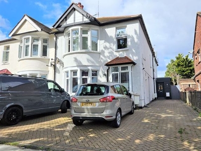 Flat to rent in Northville Drive, Westcliff-On-Sea SS0