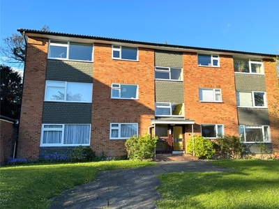 Flat to rent in Oak House, Oakfield Drive, Reigate, Surrey RH2