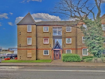 Flat to rent in Osborne Court, Ampthill Road, Bedford MK42
