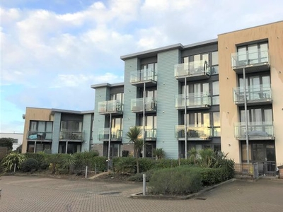 Flat to rent in Pentire Crescent, Newquay TR7