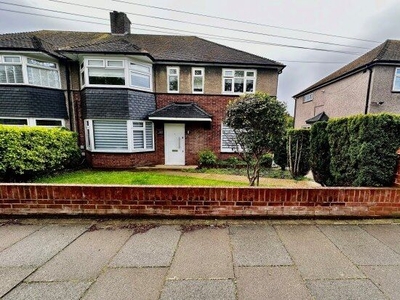 Flat to rent in Ravensbourne Gardens, Ilford IG5