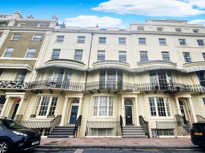 Flat to rent in Regency Square, Brighton BN1