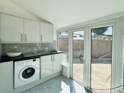 Flat to rent in Salt Hill Drive, Slough SL1