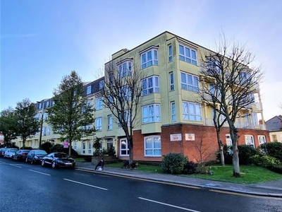 Flat to rent in Station Road, Westcliff-On-Sea SS0