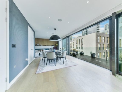 Flat to rent in Sterling Mansions, Leman Street E1