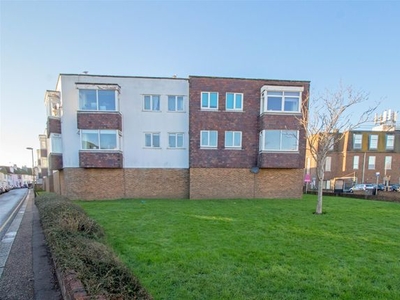 Flat to rent in Swanborough Court, Shoreham-By-Sea BN43