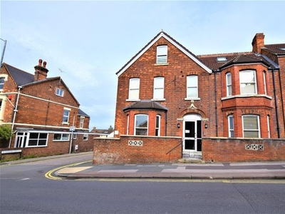 Flat to rent in Victoria Road, Swindon SN1