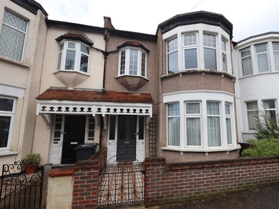 Flat to rent in Westminster Drive, Westcliff-On-Sea SS0