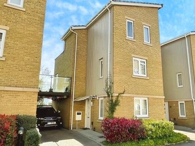 Link-detached house to rent in Ward View, Chatham, Kent ME5