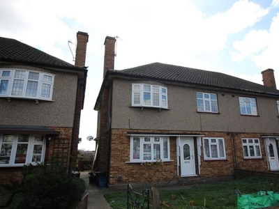 Maisonette to rent in Eastern Avenue, Ilford, Essex IG2