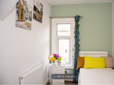 Room to rent in Newcomen Road, Wellingborough NN8