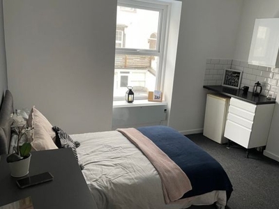 Room to rent in Hele Road, Torquay TQ2