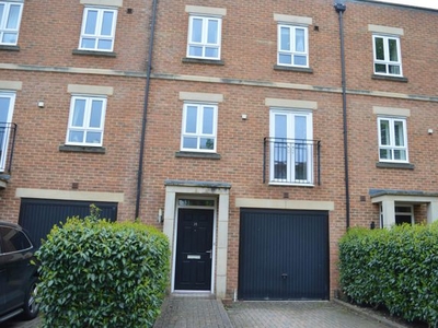 Town house to rent in Denman Drive, Newbury RG14