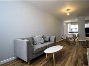 1 bedroom ground floor flat for rent in 1 Tate House, 5-7 New York Road, Leeds, LS2