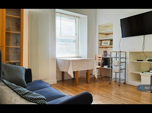 2 bedroom flat for rent in Leven Street, Edinburgh, EH3