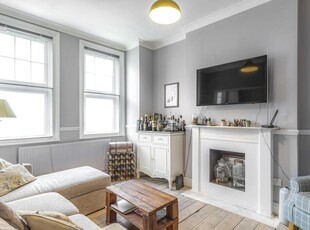 2 bedroom flat for rent in Queenstown Road Battersea SW8
